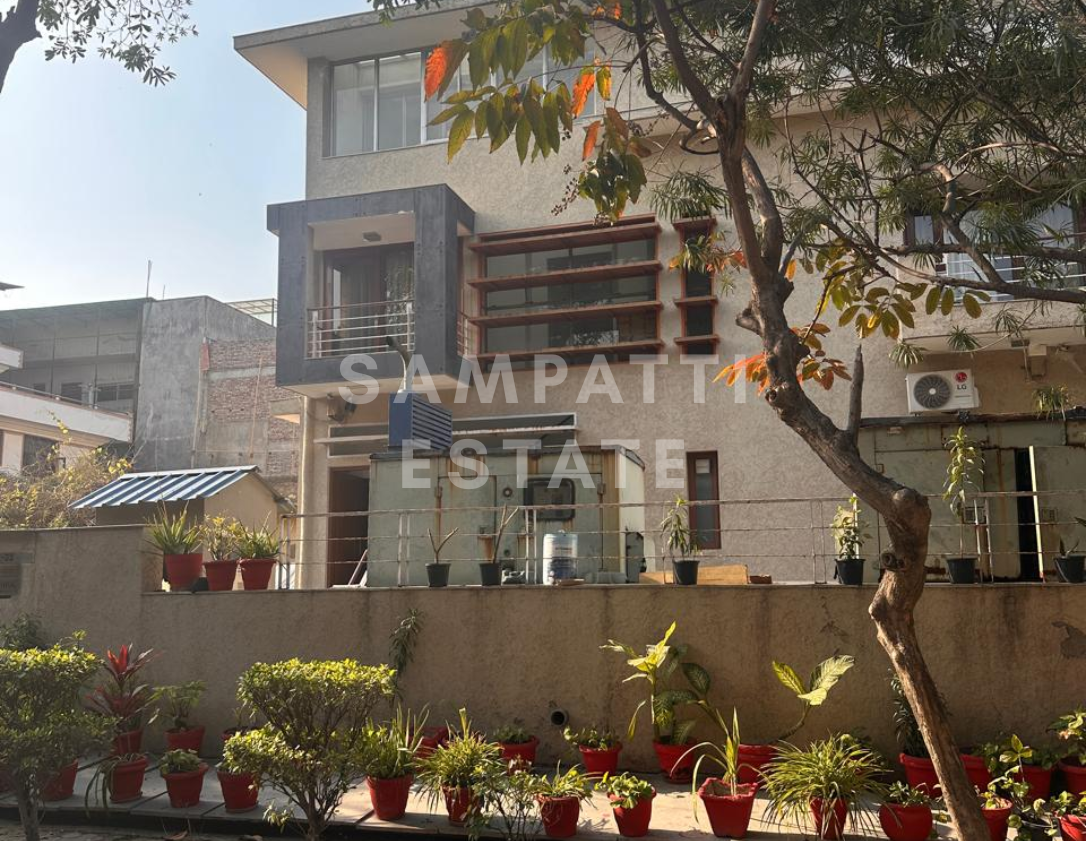 Park Facing Kothi in Sector 39 Noida